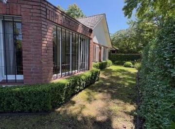 Casa · 180m² · 6 Ambientes · Casa en Venta en Acassuso, San Isidro, G. B. a. Zona Norte