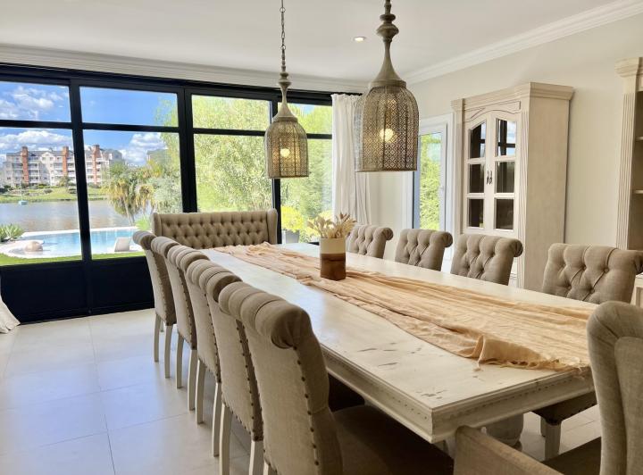 Casa · 394m² · 7 Ambientes · 2 Cocheras