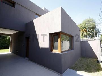 Casa · 92m² · 3 Ambientes · 2 Cocheras · Casa a Estrenar en Venta en Gonnet 2 Dorm.