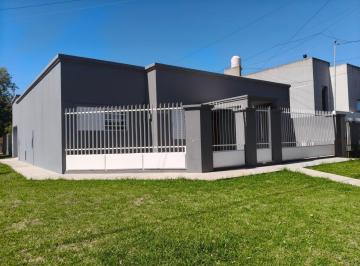 Casa · 136m² · 3 Ambientes · 2 Cocheras · Venta Casa 3 Ambientes C/ Garaje Para 2 Autos Amoblada Caisamar