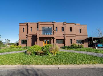 Casa · 261m² · 6 Ambientes · 4 Cocheras · Casa en Venta 6 Ambientes en Barrio San Matias