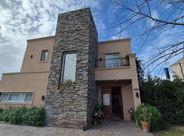 Casa · 160m² · 4 Ambientes · 3 Cocheras