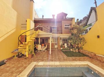 Casa · 340m² · 6 Ambientes · 2 Cocheras · Casa en Venta 6 Amb, Pisicina, Parrilla, Garaje, Sotano!