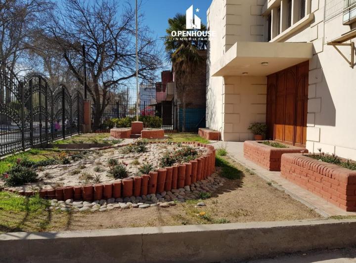 Casa · 800m² · 8 Dormitorios · 10 Cocheras