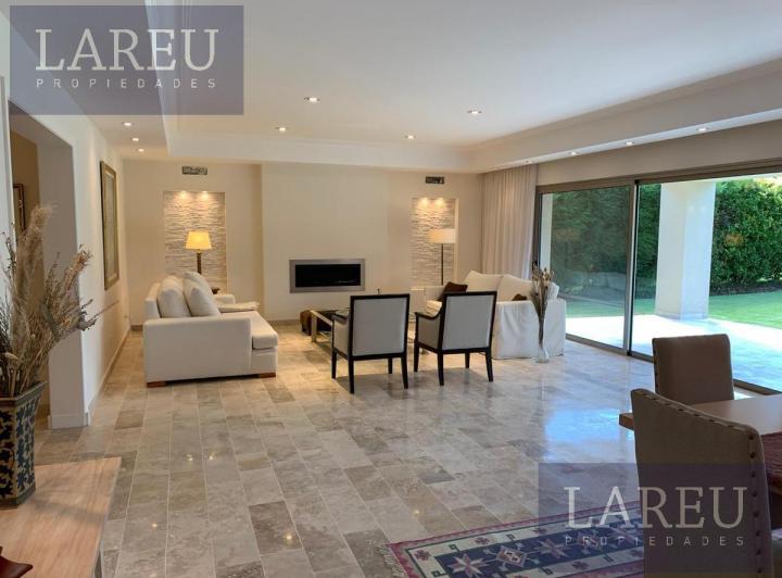 Casa · 898m² · 7 Ambientes · 1 Cochera