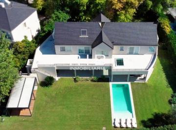 Casa · 549m² · 6 Ambientes · 4 Cocheras · Importante Propiedad Sobre 1500 m² - Acepta Financiación