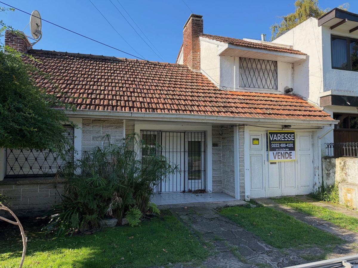 Chalet de 4 amb A reciclar. Sobre lote de 10 M de frente y 12 M de fondo.