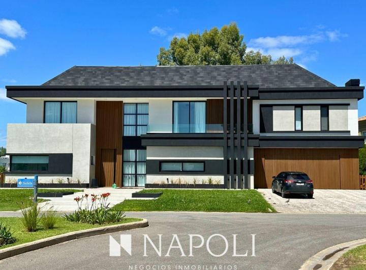 Casa · 340m² · 6 Ambientes · 2 Cocheras