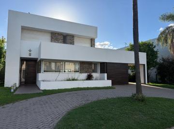 Casa · 180m² · 5 Ambientes · 2 Cocheras · Casa en Alquiler, Cadaques Barrio Cerrado. Amoblada.