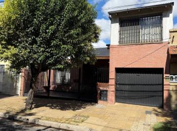 Casa de 5 ambientes, Vicente López · Chalet 5 Amb C/jardín y Piscina en Florida