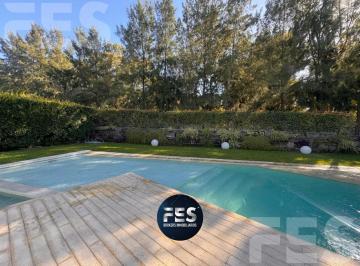Casa · 365m² · 6 Ambientes · 6 Cocheras · Venta Casa en Terralagos