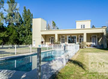 Casa · 247m² · 5 Ambientes · 2 Cocheras · Casa en Venta con Pileta, Parrilla y Cochera en Campos de Roca I