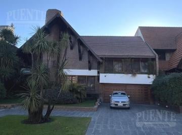 Casa · 420m² · 7 Ambientes · 4 Cocheras · Casa en Banfield Oeste