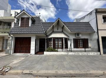 Casa · 180m² · 6 Ambientes · 1 Cochera · Casa en Venta de 6 Amb. Patio con Quincho y Parrilla. Cochera. en Pleno Centro Zárate