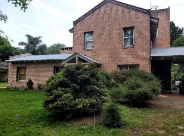 Casa · 185m² · 9 Ambientes · 1 Cochera · Casa Tres Dorm. con Parque y Pileta - La Plata Villa Elisa