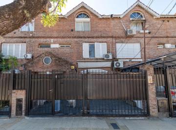Casa · 94m² · 4 Ambientes · 1 Cochera · Impecable Dúplex en Venta con Patio y Cochera Ubicado en Olivos, Vicente López.