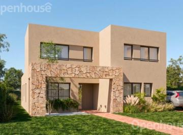 Casa · 154m² · 5 Ambientes · 3 Cocheras · Proyecto de Casa en El Barrio de San Pablo. Excelente Trayectoria!