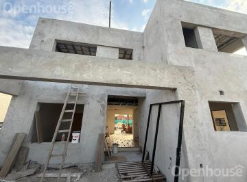 Casa · 154m² · 5 Ambientes · 3 Cocheras · Proyecto de Casa en El Barrio de San Pablo. Excelente Trayectoria!