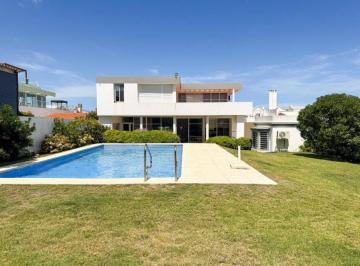 Casa · 430m² · 6 Ambientes · Casa en Venta en Manantiales – a Pasos de Playa Bikini, Piscina, Vista Al Mar y Suite Principal con