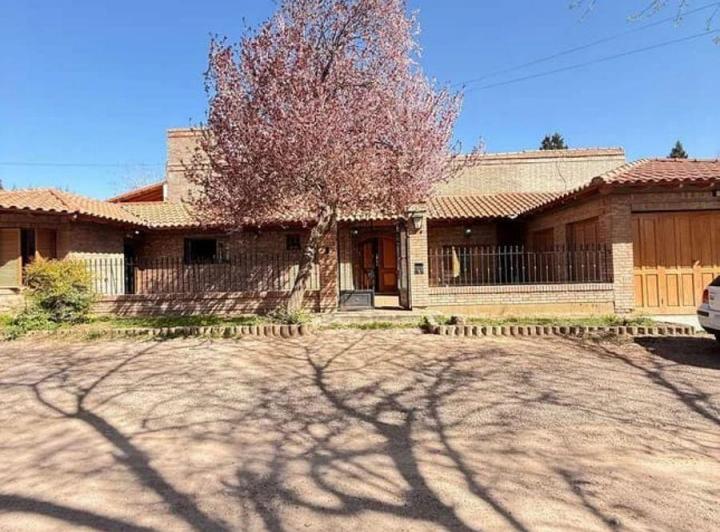 Casa · 415m² · 7 Ambientes · 3 Cocheras