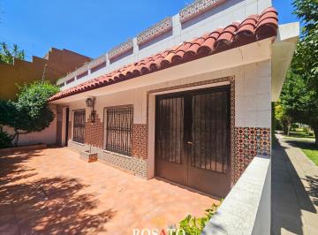 Casa · 120m² · 3 Ambientes · 1 Cochera · Venta Casa 3 Ambientes con Garaje, Patio y Quincho en Villa Lugano