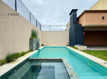 Casa · 200m² · 5 Ambientes · 3 Cocheras · Casa en Venta Premium en Lisandro Olmos, La Plata
