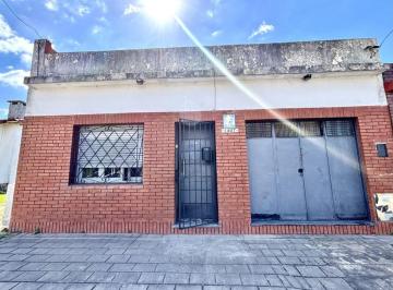 Casa de 3 ambientes, Lomas de Zamora · Casa con Cochera, Patio y Terrazas a m de Av Hipólito Yrigoyen