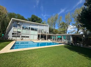 Casa · 388m² · 8 Ambientes · Casa en City Bell