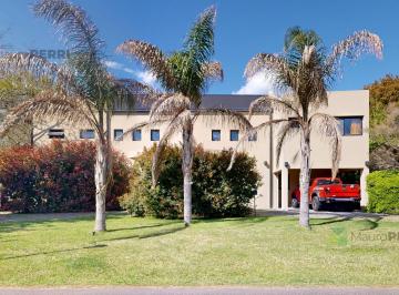 Casa · 486m² · 5 Ambientes · Casa en Venta Country Abril 4 Dorm.