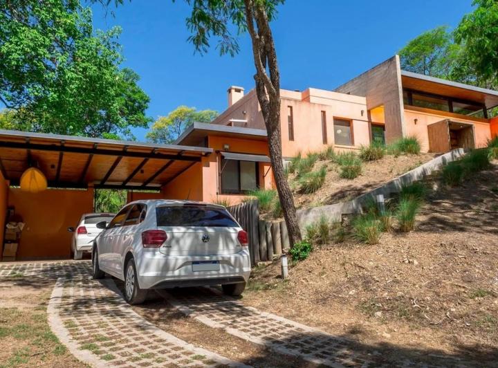 Casa · 200m² · 3 Ambientes · 6 Cocheras
