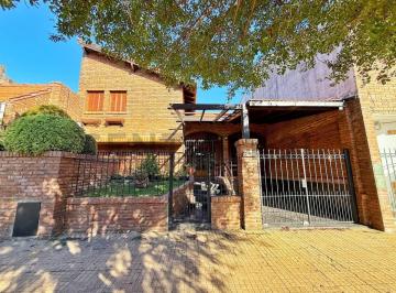 Casa · 108m² · 5 Ambientes · 1 Cochera · Casa de 3 Dorm. con Patio, Parrilla y Cochera en Venta