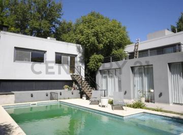 Casa · 280m² · 5 Ambientes · Casa en Venta en Grand Bell - City Bell de Cuatro Dorm.