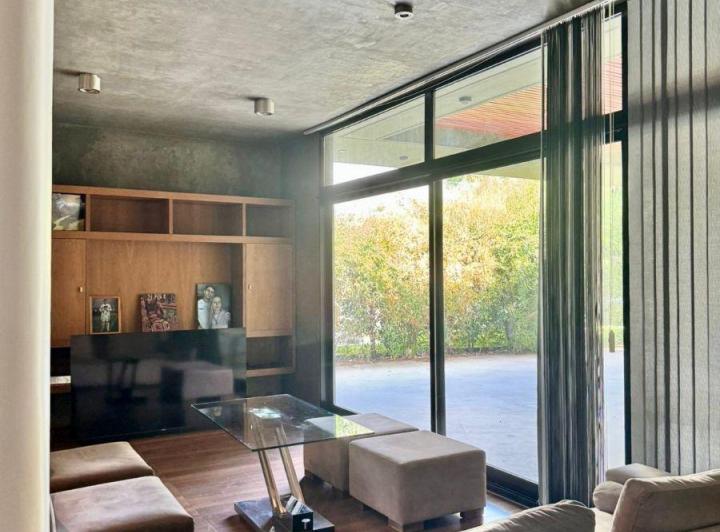 Casa · 210m² · 5 Ambientes · 2 Cocheras