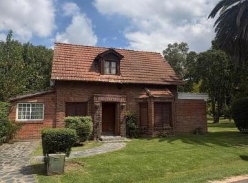 Casa · 169m² · 7 Ambientes · 1 Cochera · Casa en Venta – Barrio Las Lajas