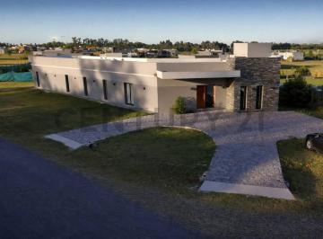 Casa · 230m² · 5 Ambientes · 2 Cocheras · Casa a Estrenar en Los Juncos Luján | Lote Premium en Esquina 1300 m² - Calidad Constructiva Superior