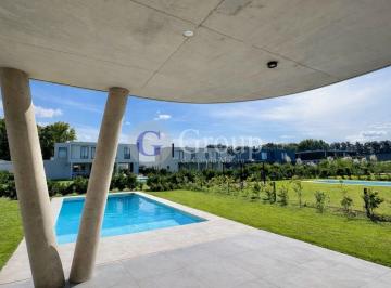 Casa · 245m² · 5 Ambientes · 2 Cocheras · Casa a Estrenar en Venta en La Calesa, Pilara con Pileta y Jardín Interno