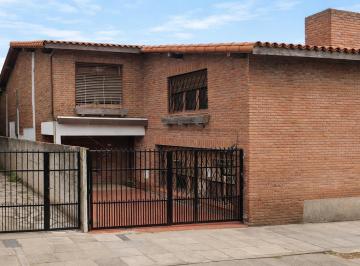 Casa · 196m² · 7 Ambientes · 1 Cochera · Venta Casa/ PH 7 Ambientes C/ Jardin, Pileta y Cochera a Refaccionar en Olivos