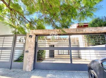Casa en Venta de 4 ambientes Castelar · Venta de Casa 4 Ambientes con Fondo y Pileta, con Cochera en Castelar, Morón