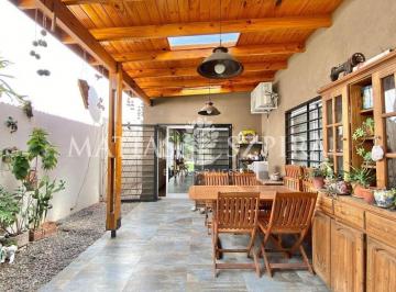 Casa · 110m² · 4 Ambientes · 2 Cocheras · Venta de Casa 4 Ambientes con Fondo y Pileta, con Cochera en Castelar, Morón