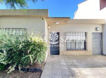 Casa · 110m² · 4 Ambientes · 2 Cocheras · Venta de Casa 4 Ambientes con Fondo y Pileta, con Cochera en Castelar, Morón
