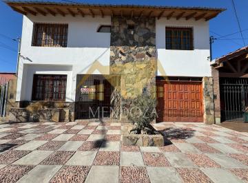 Casa · 242m² · 10 Ambientes · Alquiler Casa en El Centro de Maipú 5 Dorm 5 Baños