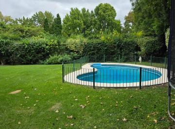 Casa · 240m² · 5 Ambientes · 1 Cochera · Club Newman
