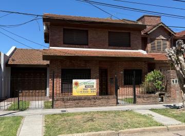 Casa de 4 ambientes, San Isidro · Hermosa Casa en Muy Buen Estado de Conservación Para Disfrutar