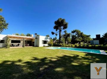 Casa · 180m² · 4 Ambientes · Casa en Venta - 3 Dorm. 3 Baños - 800 m² - Miramar