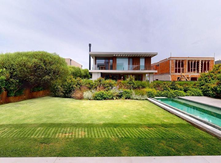Casa · 281m² · 5 Ambientes · 2 Cocheras