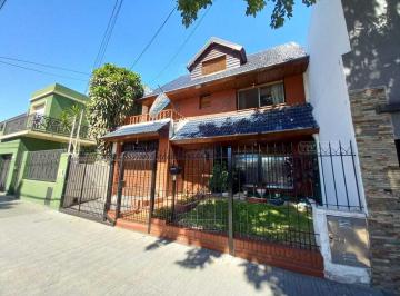 Casa · 237m² · 4 Ambientes · 1 Cochera · Casa Chalet en Venta en Munro, Vicente López, G. B. a. Zona Norte