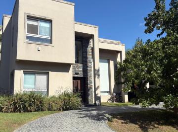 Casa · 300m² · 6 Ambientes · 2 Cocheras · Casa 6 Ambientes a La Venta en Barrio Cerrado en Ituzaingo