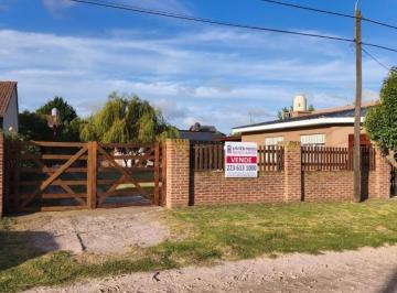 Casa · 125m² · 2 Ambientes · 1 Cochera · Casa con Parque y Amplio Quincho, Sobre Dos Lotes - Zona: Santa Clara del Mar