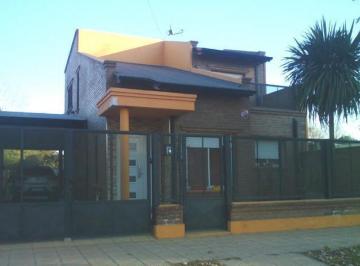 Casa · 147m² · 5 Ambientes · 2 Cocheras · Casa en Carcarañá de 3 Dorm. con Jardín.