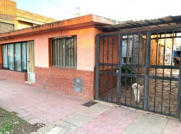 Casa · 108m² · 6 Ambientes · 2 Cocheras · Casa en Carcaraña en El Centro con Patio